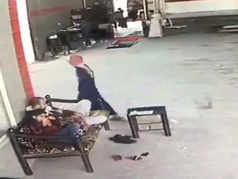 اضغط لمشاهدة الفيديو: ماذا حدث لشاب انشغل بلعبة على الجوال؟